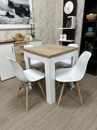 MESA PEQUEÑA EXTENSIBLE CON 4 SILLAS NUEVA
