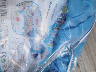 Parque bolas infantil con alfombra y muchas bolas