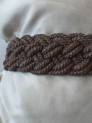 Cinturón marrón trenzado