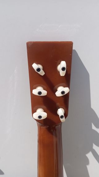 2 Ukuleles: 1 marrón, 1 negro