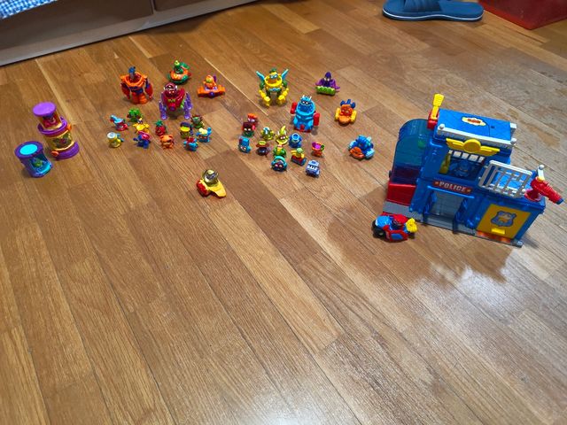 SuperThings comisaría + figuras