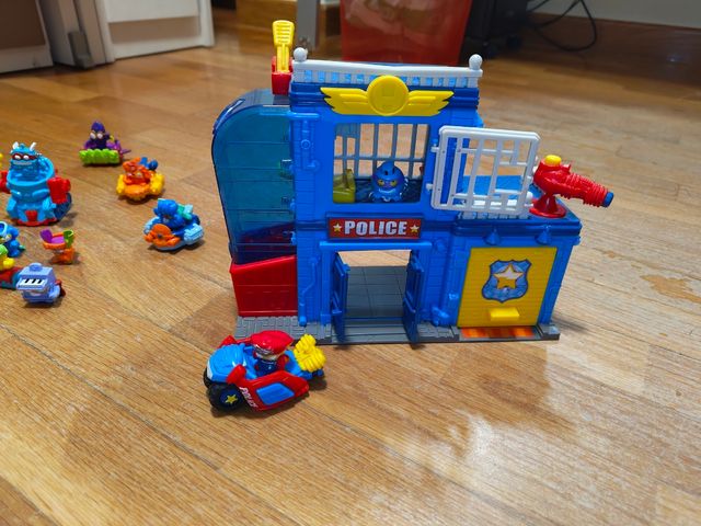 SuperThings comisaría + figuras