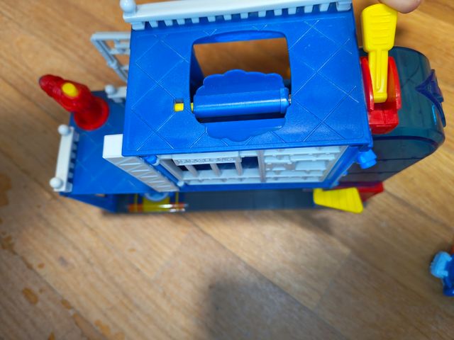 SuperThings comisaría + figuras