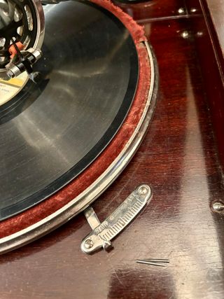 GRAMOLA INGLESA DE CAOBA