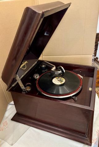 GRAMOLA INGLESA DE CAOBA