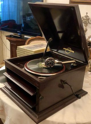 GRAMOLA INGLESA DE CAOBA