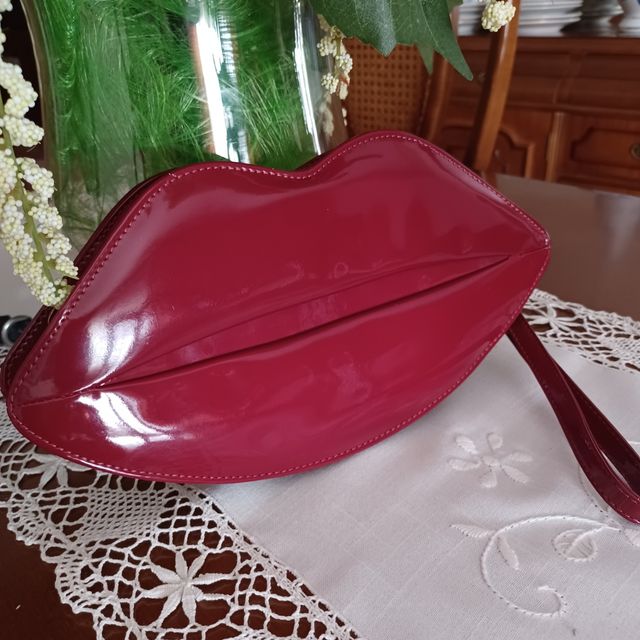 Bolso Kling labios granate charol