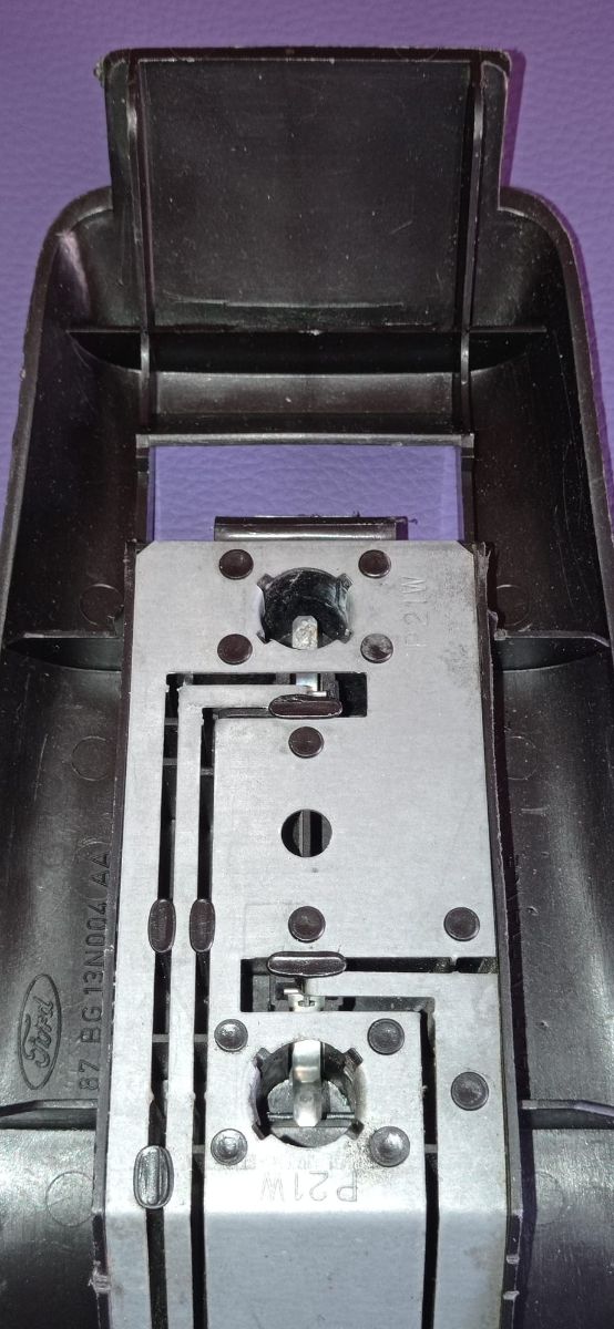 Portalámpara trasera izquierda Ford Sierra MK2.