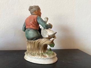 Figuras escayola. Herrero y señora con huevos