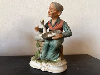 Figuras escayola. Herrero y señora con huevos