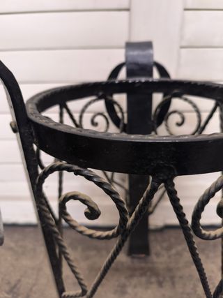 Antiguo macetero de forja.