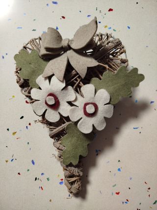 Decorazione a cuore in legno appendibile