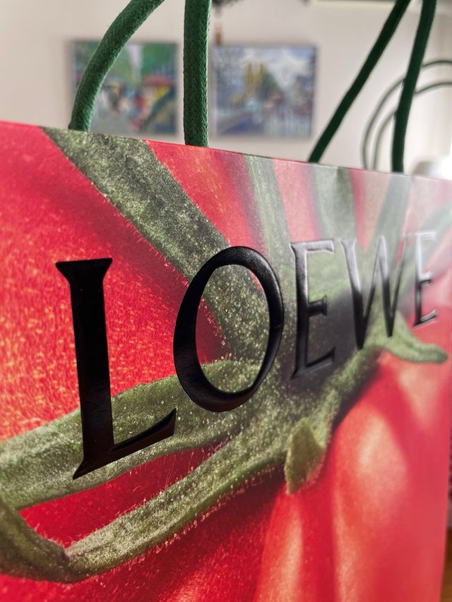 Bandeja de madera, bolsas y caja Loewe