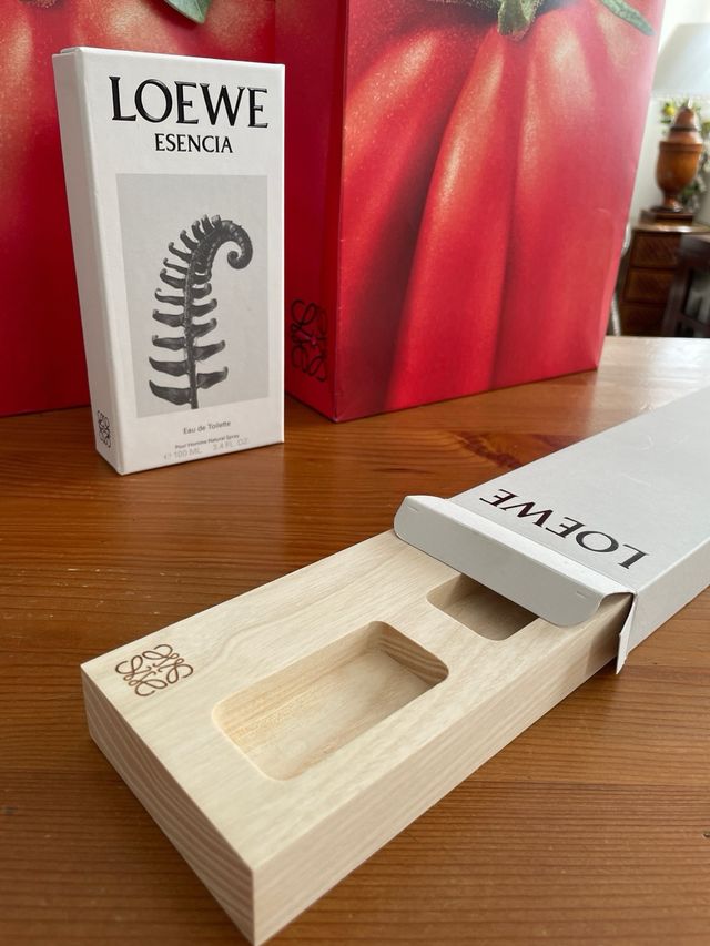 Bandeja de madera, bolsas y caja Loewe