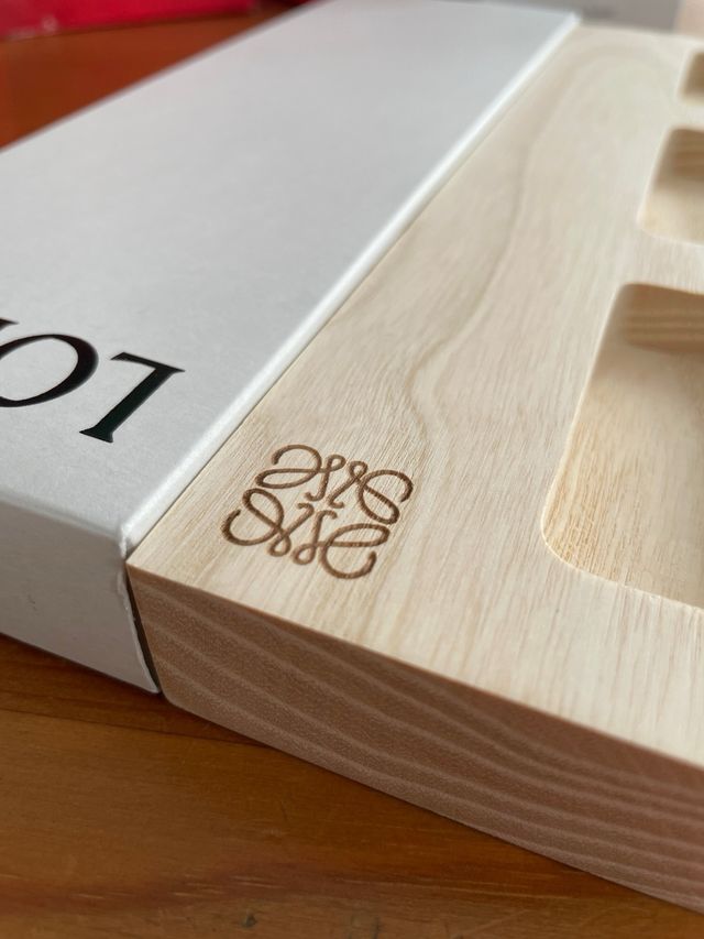 Bandeja de madera, bolsas y caja Loewe
