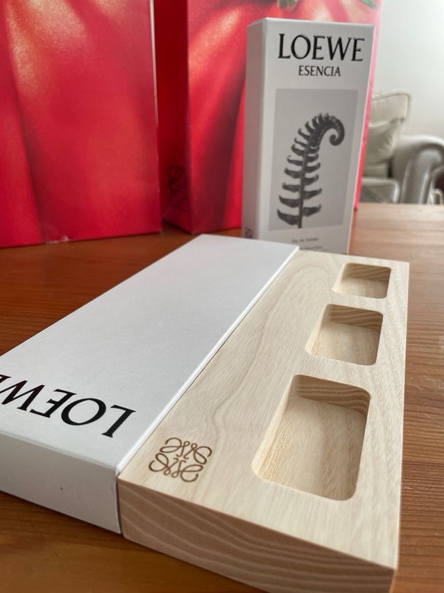 Bandeja de madera, bolsas y caja Loewe