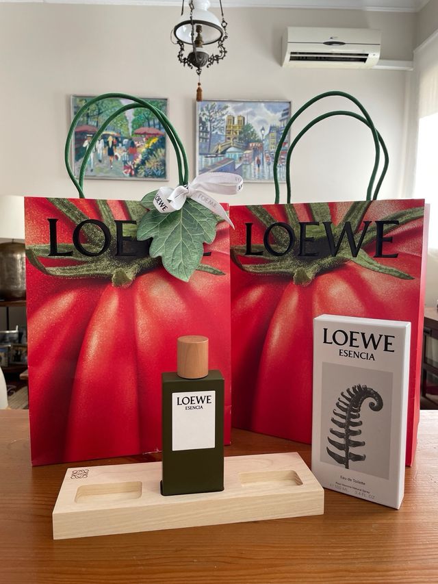 Bandeja de madera, bolsas y caja Loewe