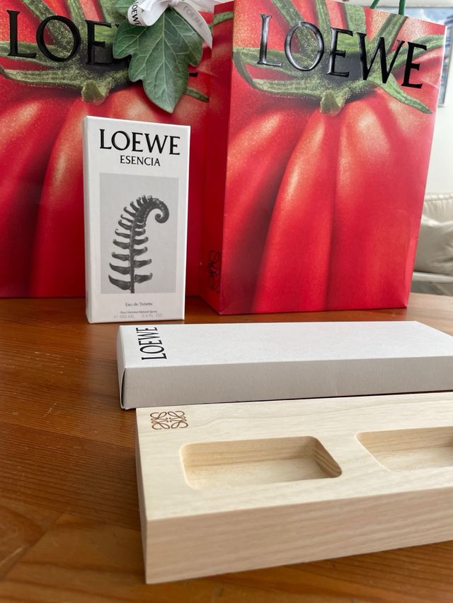 Bandeja de madera, bolsas y caja Loewe