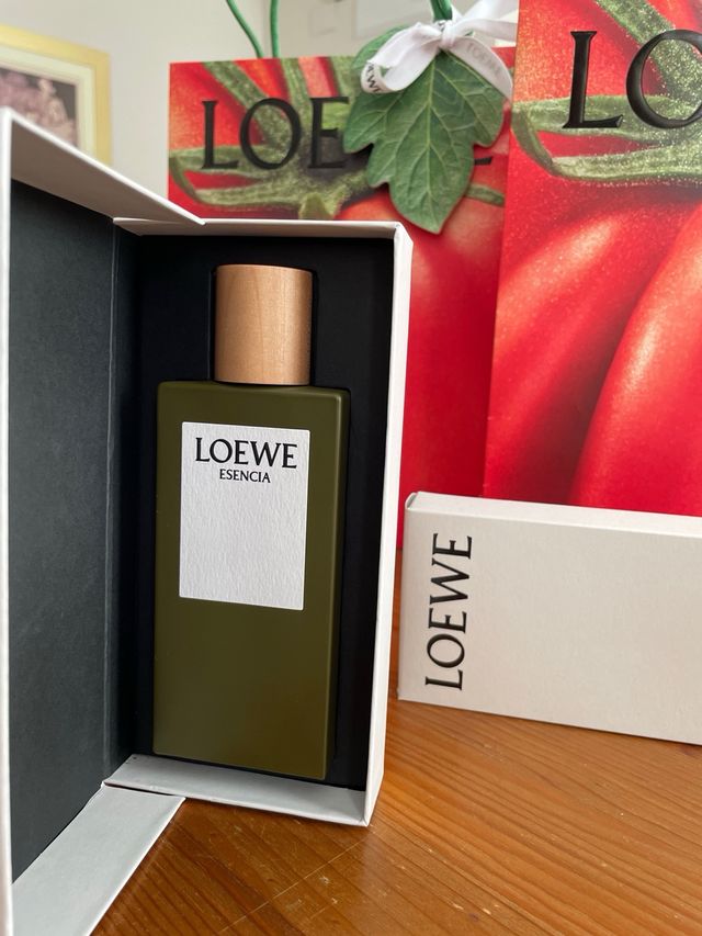 Bandeja de madera, bolsas y caja Loewe