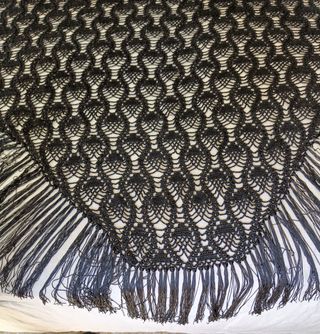 Mantón hilo negro hecho a mano