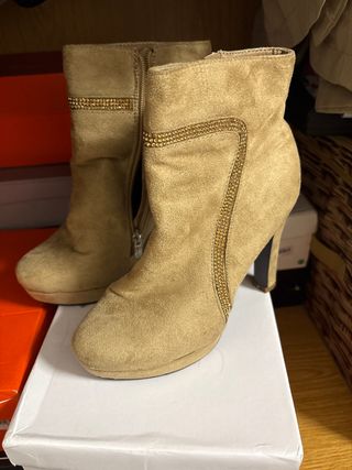 Botines beige con pedreria dorada