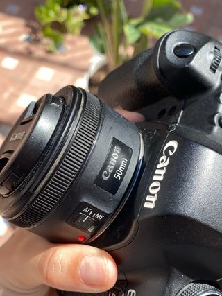 Cámara canon 5D Mark II  + objetivo 50mm