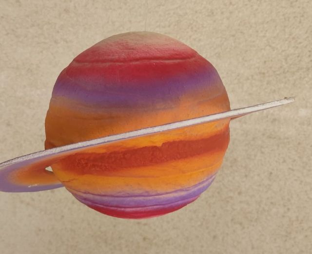 Planeta saturno de papel maché