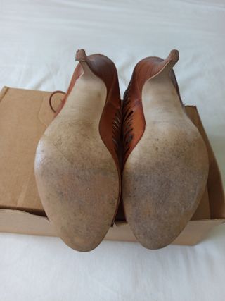Sandalias tacón cuero marrón
