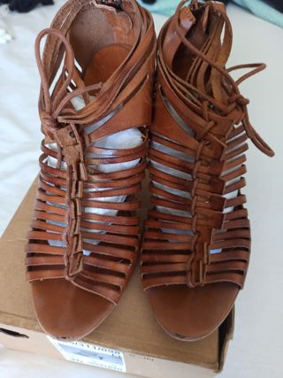 Sandalias tacón cuero marrón