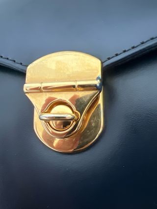Bolso de piel azul oscuro