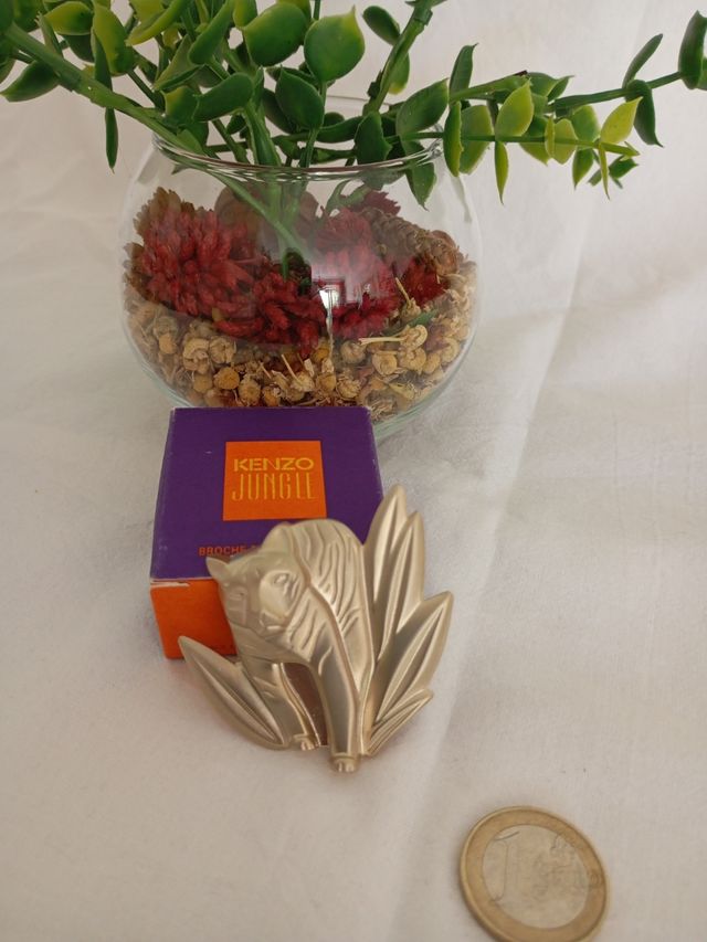 Broche o colgante Kenzo Jungle dorado. Vintage