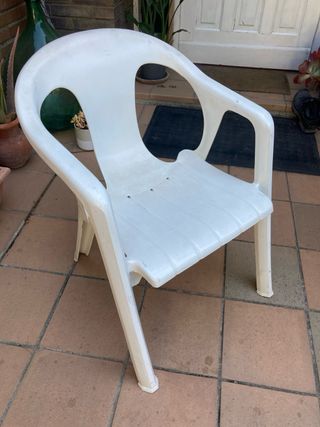 Silla blanca de plástico para jardín.