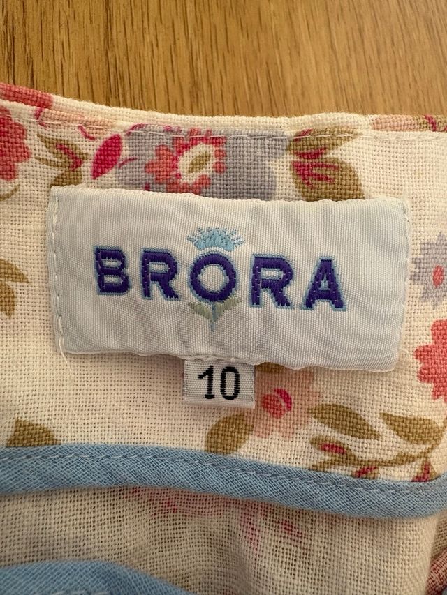 Falda floral rosa y blanca