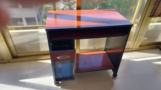 Mesa ordenador con ruedas