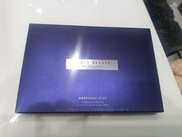 Paleta sombras Fenty Beauty edición limitada.