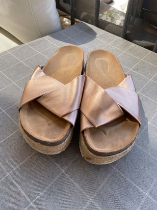 Sandalias plataforma Pull&Bear doradas 38
