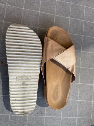 Sandalias plataforma Pull&Bear doradas 38