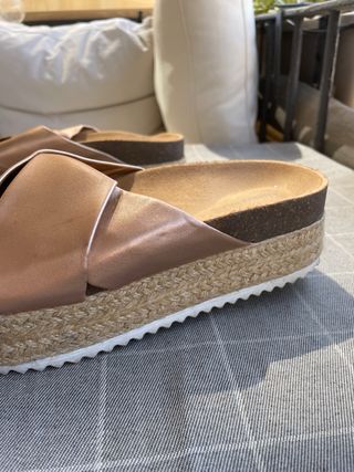 Sandalias plataforma Pull&Bear doradas 38