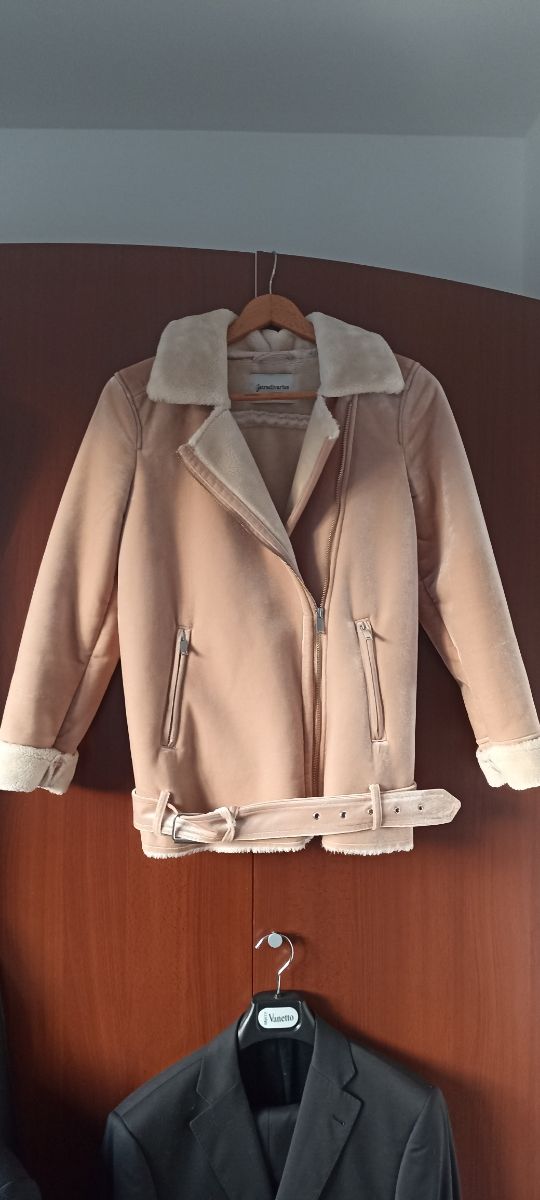 Chaqueta Stradivarius beige