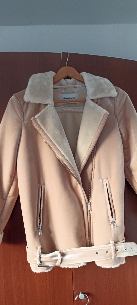 Chaqueta Stradivarius beige