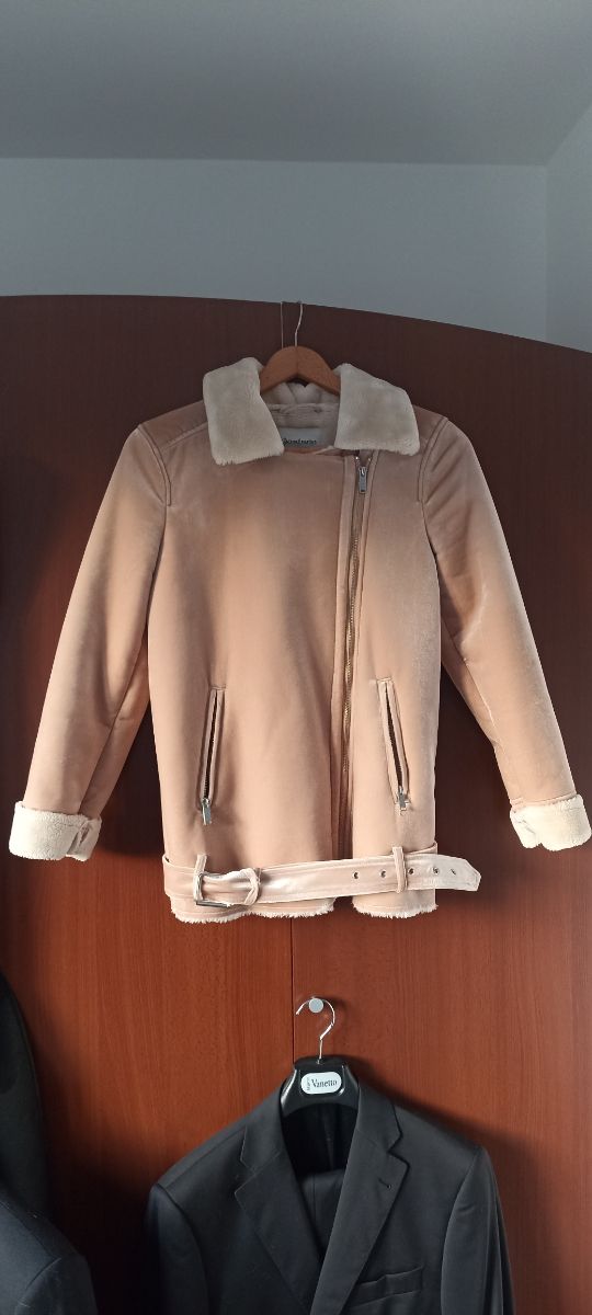 Chaqueta Stradivarius beige