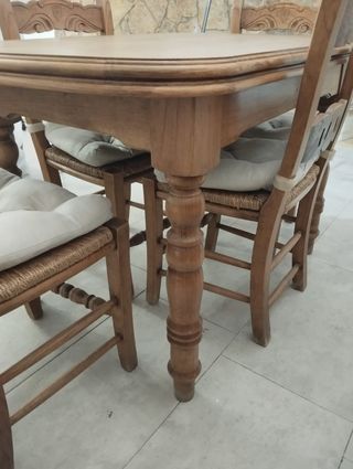 Mesa y 4 sillas comedor madera