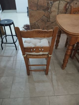 Mesa y 4 sillas comedor madera