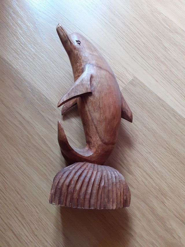 Figura delfin madera