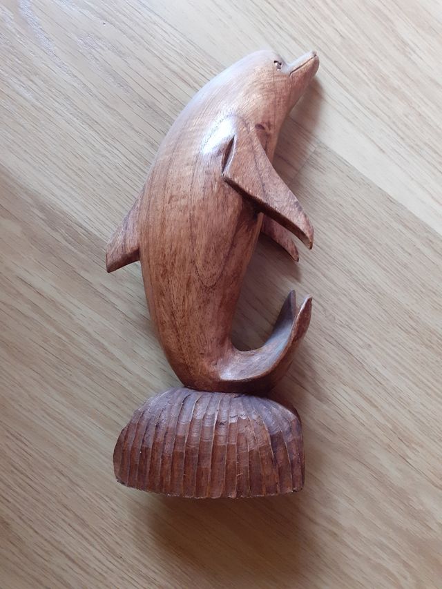 Figura delfin madera