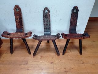 3 sillas madera estilo brutalista de madera maciza