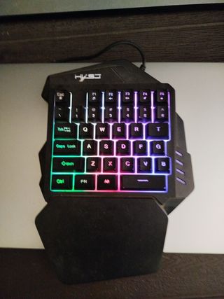 Teclado gaming pequeño.