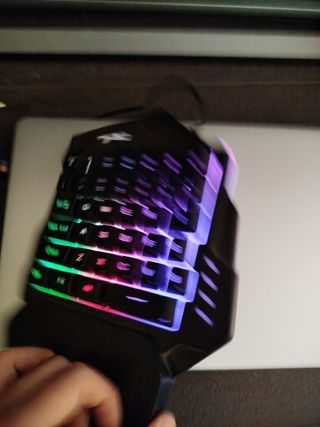 Teclado gaming pequeño.