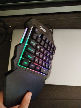 Teclado gaming pequeño.