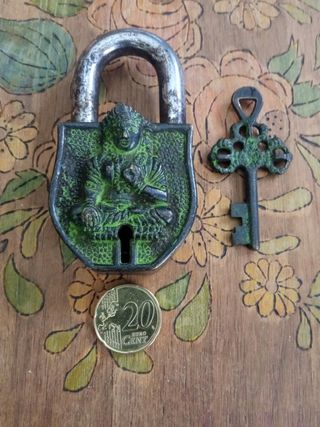 Candado antiguo Asiático .